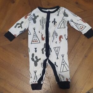 🐻     Gerber White and Black One Piece Footies with Geometric Pattern